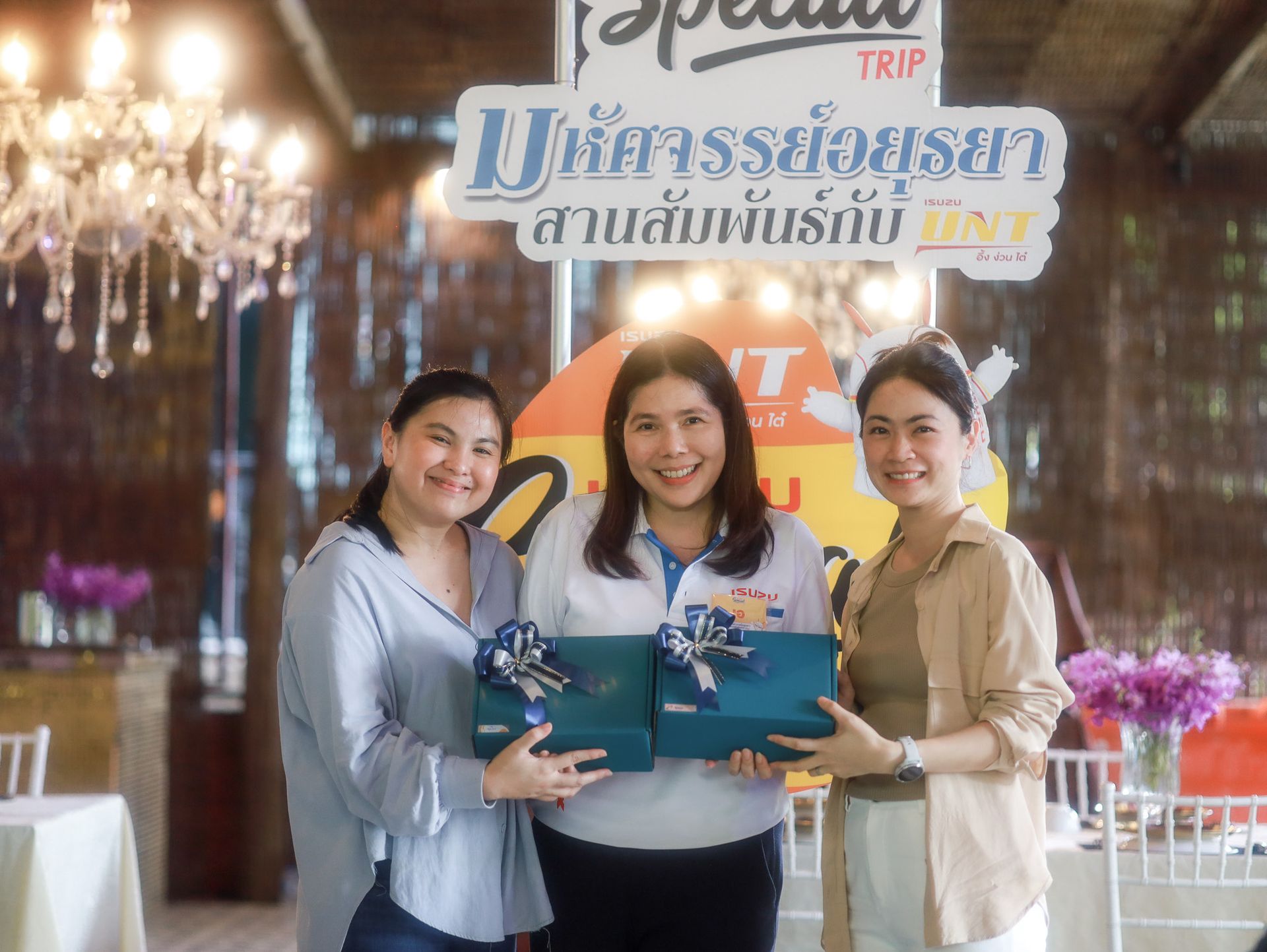 คุณอุษา พิทักษ์สิทธิ์ ผู้บริหารอีซูซุอึ้งง่วนไต๋ ถ่ายภาพร่วมกับลูกค้าทริปอยุธยา