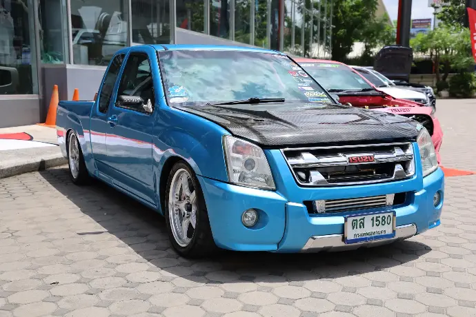 รถอีซูซุ D-Max แต่งซิ่งสีฟ้าฝากระโปรงคาร์บอนในงานคาร์โชว์ UNT