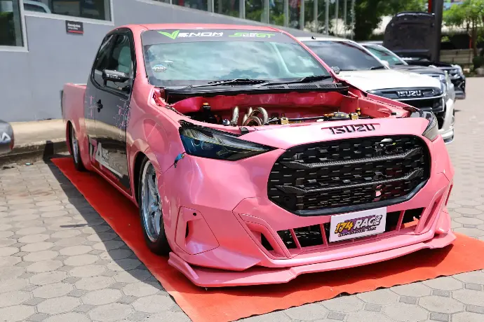 รถอีซูซุ D-Max แต่งวายด์บอดี้สีชมพูจาก 174 Race Shop